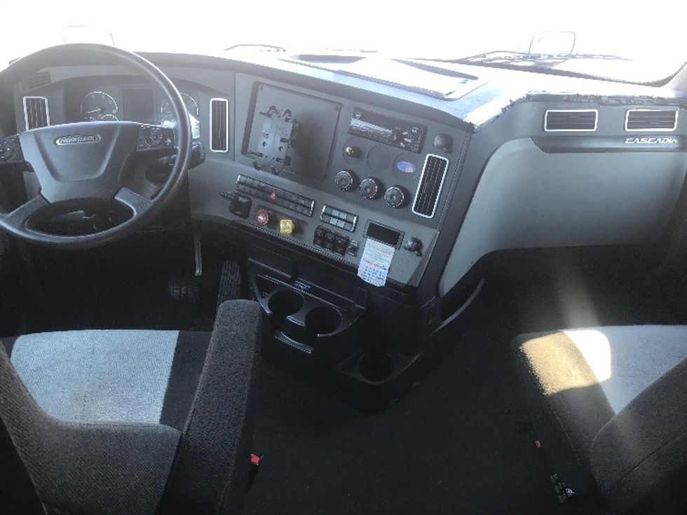 Sleeper Tractor-Heavy Duty Tractors-Freightliner-2020-T12664ST-Allentown-PA-427,071\n\t\tmiles-$ 61,000 - Image 12