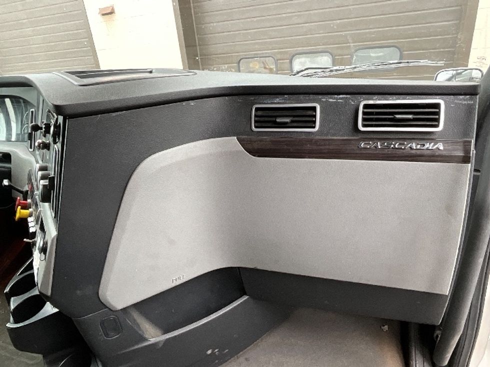 Sleeper Tractor-Heavy Duty Tractors-Freightliner-2020-T12664ST-Allentown-PA-427,071\n\t\tmiles-$ 61,000 - Image 14