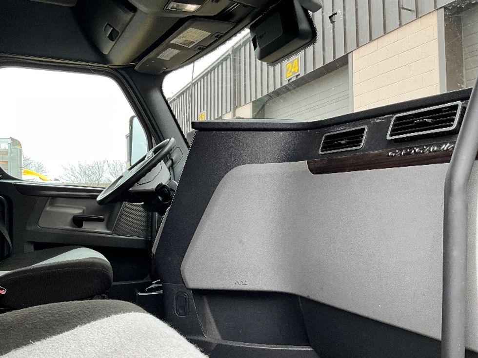 Sleeper Tractor-Heavy Duty Tractors-Freightliner-2020-T12664ST-Allentown-PA-427,071\n\t\tmiles-$ 61,000 - Image 15