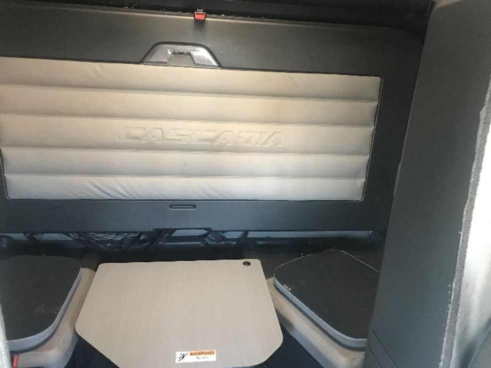 Sleeper Tractor-Heavy Duty Tractors-Freightliner-2020-T12664ST-Allentown-PA-427,071\n\t\tmiles-$ 61,000 - Image 16