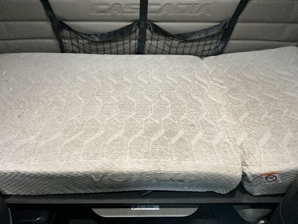 Sleeper Tractor-Heavy Duty Tractors-Freightliner-2020-T12664ST-Allentown-PA-427,071\n\t\tmiles-$ 61,000 - Image 17