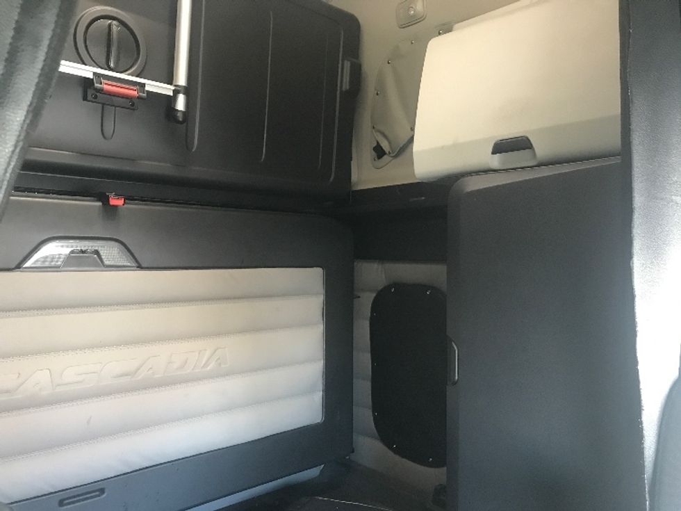 Sleeper Tractor-Heavy Duty Tractors-Freightliner-2020-T12664ST-Allentown-PA-427,071\n\t\tmiles-$ 61,000 - Image 18