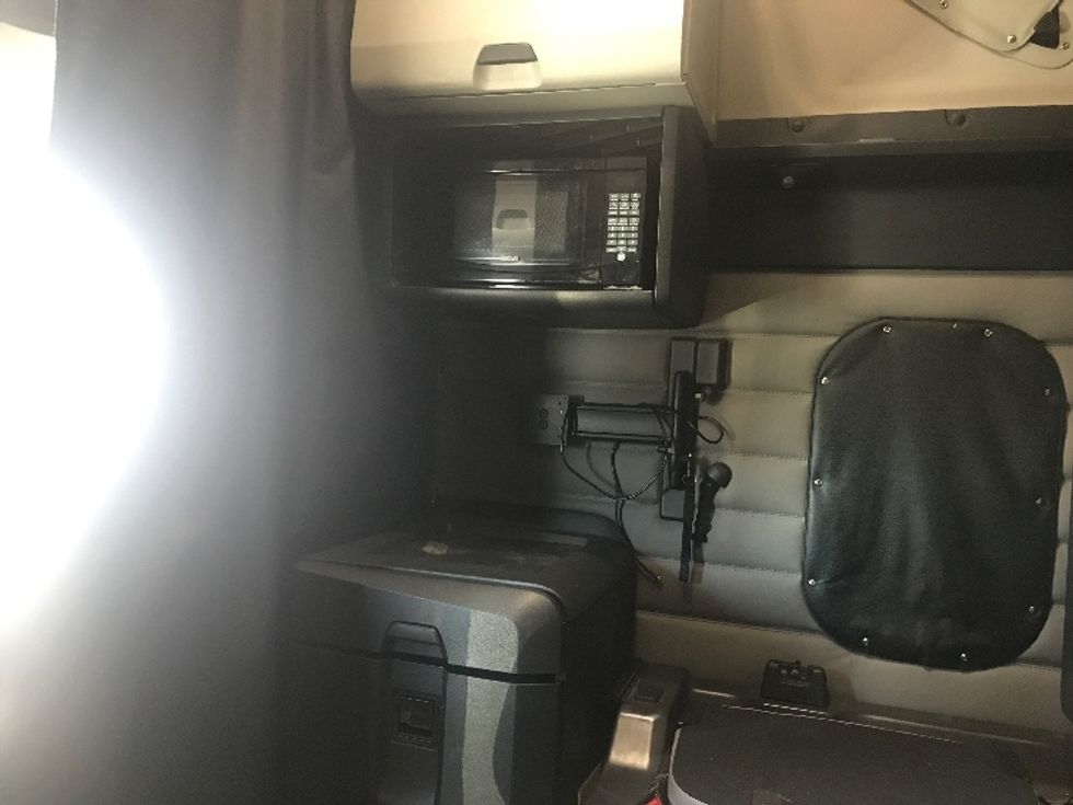 Sleeper Tractor-Heavy Duty Tractors-Freightliner-2020-T12664ST-Allentown-PA-427,071\n\t\tmiles-$ 61,000 - Image 19