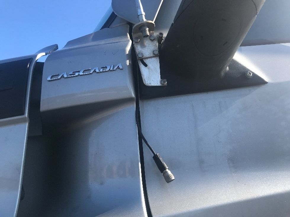 Sleeper Tractor-Heavy Duty Tractors-Freightliner-2020-T12664ST-Allentown-PA-427,071\n\t\tmiles-$ 61,000 - Image 26