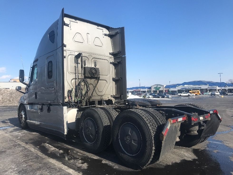 Sleeper Tractor-Heavy Duty Tractors-Freightliner-2020-T12664ST-Allentown-PA-427,071\n\t\tmiles-$ 61,000 - Image 5