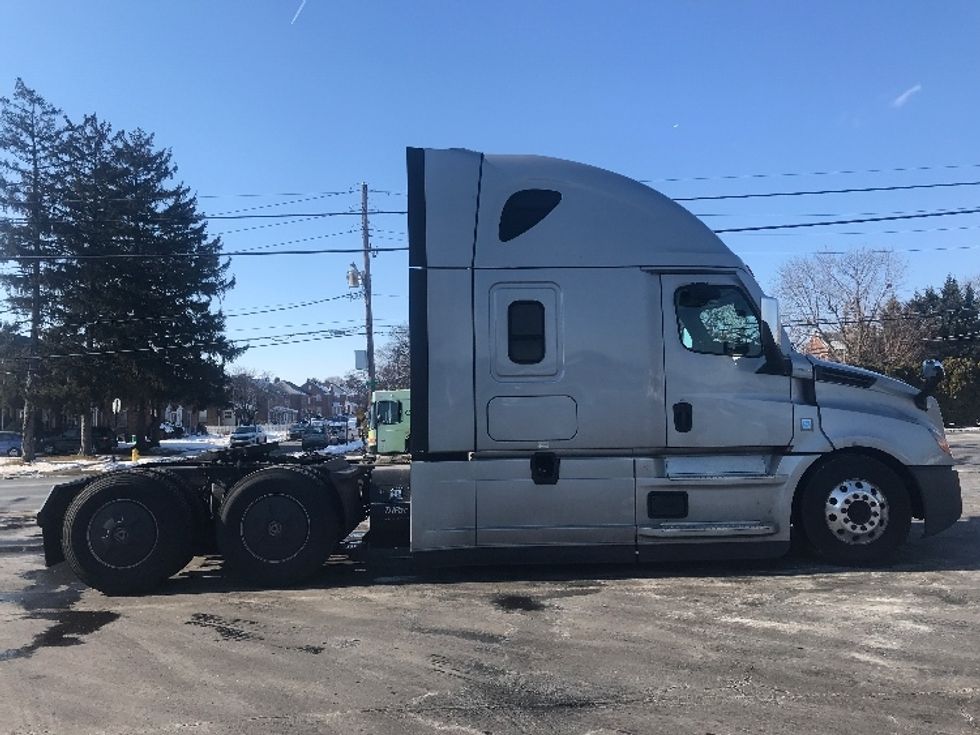 Sleeper Tractor-Heavy Duty Tractors-Freightliner-2020-T12664ST-Allentown-PA-427,071\n\t\tmiles-$ 61,000 - Image 8