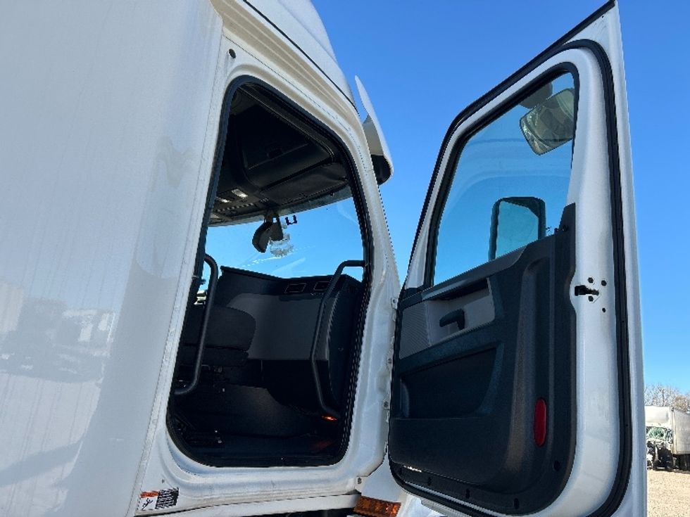 Sleeper Tractor-Heavy Duty Tractors-Freightliner-2020-T12664ST-Amarillo-TX-178,054\n\t\tmiles-$ 86,000 - Image 10