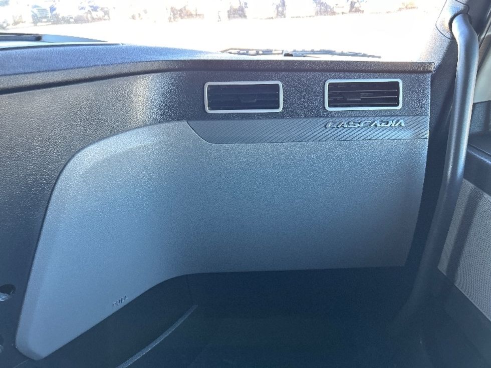 Sleeper Tractor-Heavy Duty Tractors-Freightliner-2020-T12664ST-Amarillo-TX-178,054\n\t\tmiles-$ 86,000 - Image 11