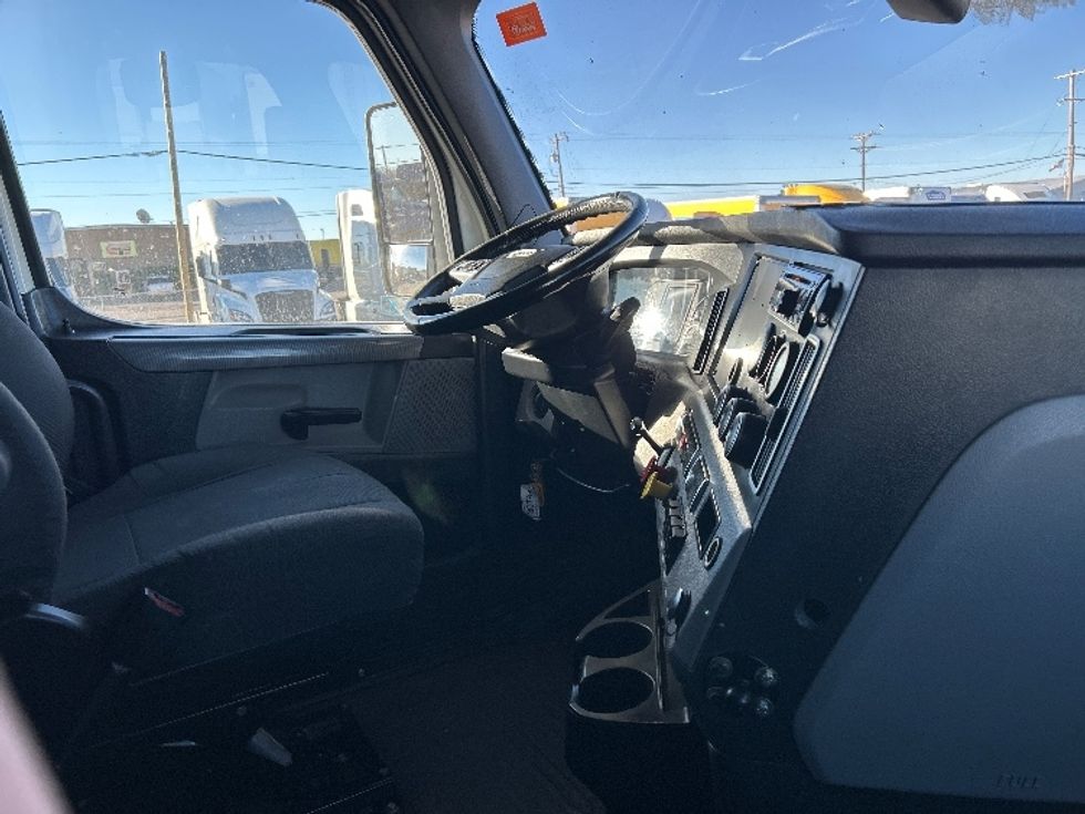 Sleeper Tractor-Heavy Duty Tractors-Freightliner-2020-T12664ST-Amarillo-TX-178,054\n\t\tmiles-$ 86,000 - Image 12