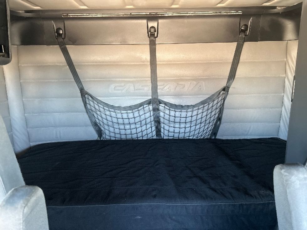 Sleeper Tractor-Heavy Duty Tractors-Freightliner-2020-T12664ST-Amarillo-TX-178,054\n\t\tmiles-$ 86,000 - Image 13