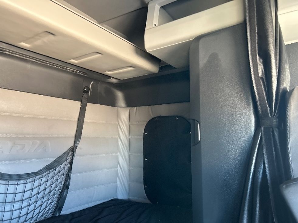 Sleeper Tractor-Heavy Duty Tractors-Freightliner-2020-T12664ST-Amarillo-TX-178,054\n\t\tmiles-$ 86,000 - Image 15