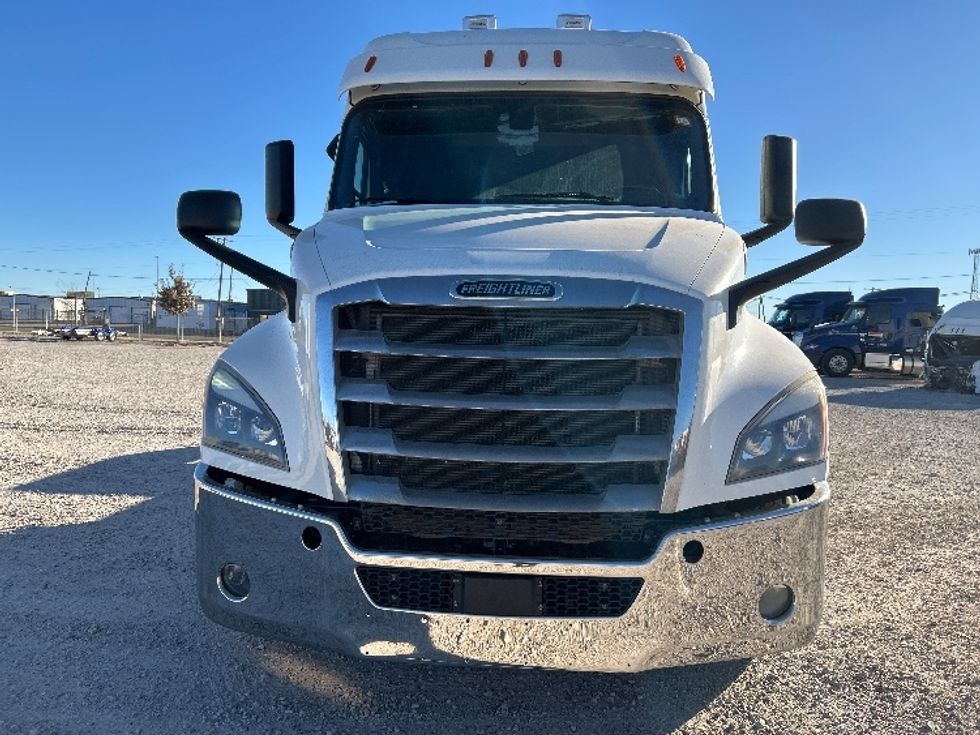 Sleeper Tractor-Heavy Duty Tractors-Freightliner-2020-T12664ST-Amarillo-TX-178,054\n\t\tmiles-$ 86,000 - Image 2