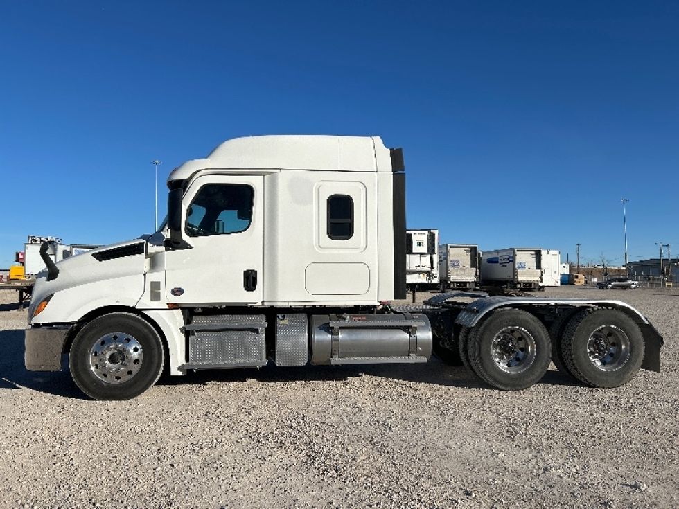 Sleeper Tractor-Heavy Duty Tractors-Freightliner-2020-T12664ST-Amarillo-TX-178,054\n\t\tmiles-$ 86,000 - Image 4