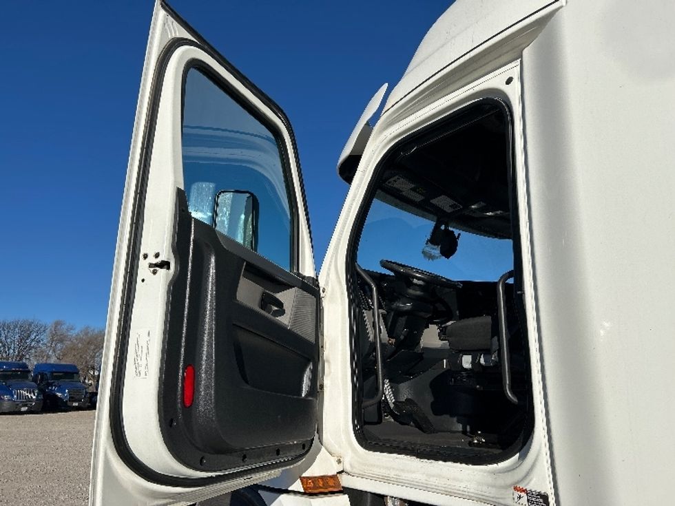 Sleeper Tractor-Heavy Duty Tractors-Freightliner-2020-T12664ST-Amarillo-TX-178,054\n\t\tmiles-$ 86,000 - Image 6