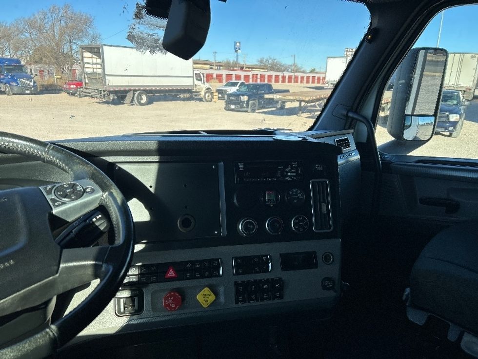 Sleeper Tractor-Heavy Duty Tractors-Freightliner-2020-T12664ST-Amarillo-TX-178,054\n\t\tmiles-$ 86,000 - Image 7