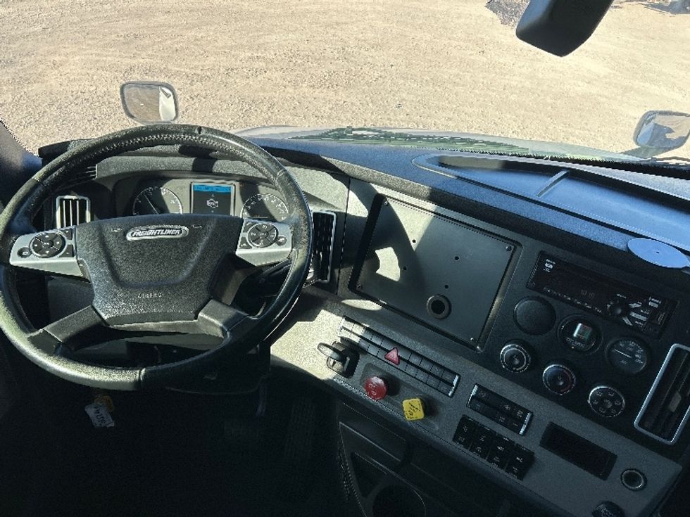 Sleeper Tractor-Heavy Duty Tractors-Freightliner-2020-T12664ST-Amarillo-TX-178,054\n\t\tmiles-$ 86,000 - Image 8