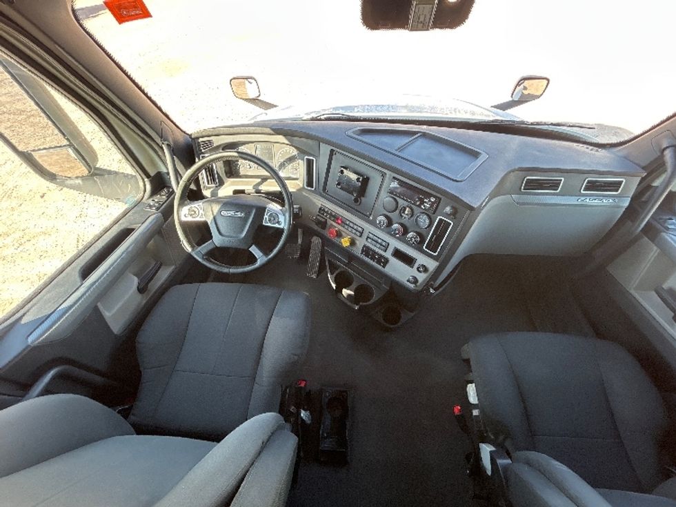 Sleeper Tractor-Heavy Duty Tractors-Freightliner-2020-T12664ST-Amarillo-TX-220,545\n\t\tmiles-$ 85,000 - Image 12