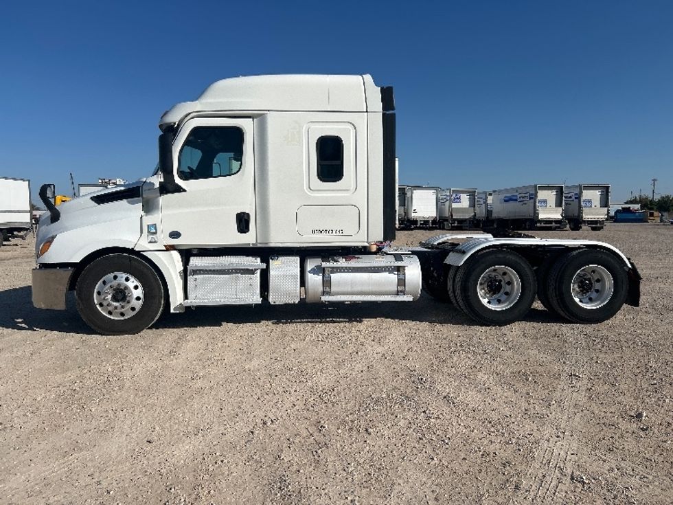 Sleeper Tractor-Heavy Duty Tractors-Freightliner-2020-T12664ST-Amarillo-TX-220,545\n\t\tmiles-$ 85,000 - Image 4