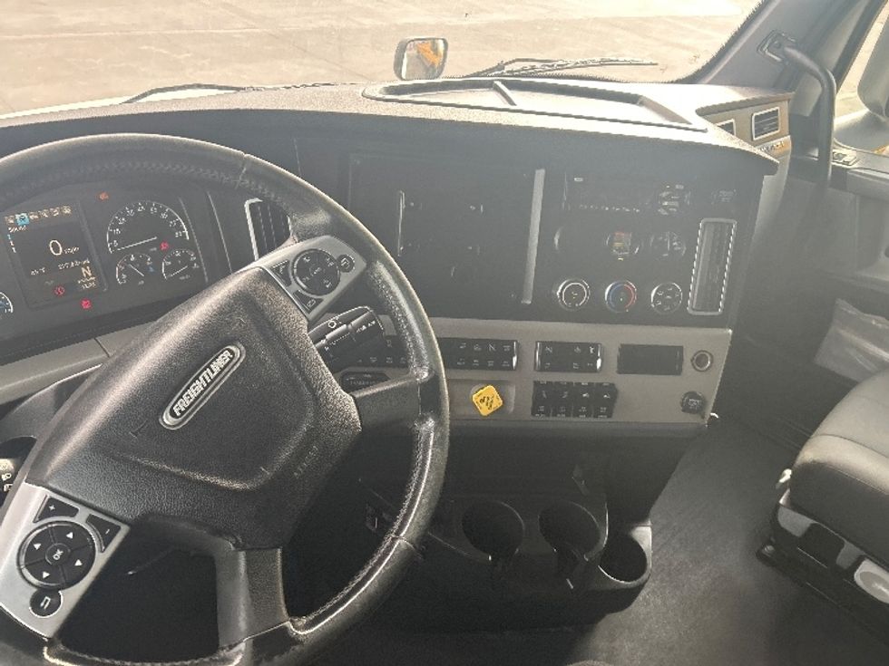 Sleeper Tractor-Heavy Duty Tractors-Freightliner-2020-T12664ST-Amarillo-TX-227,625\n\t\tmiles-$ 83,000 - Image 10
