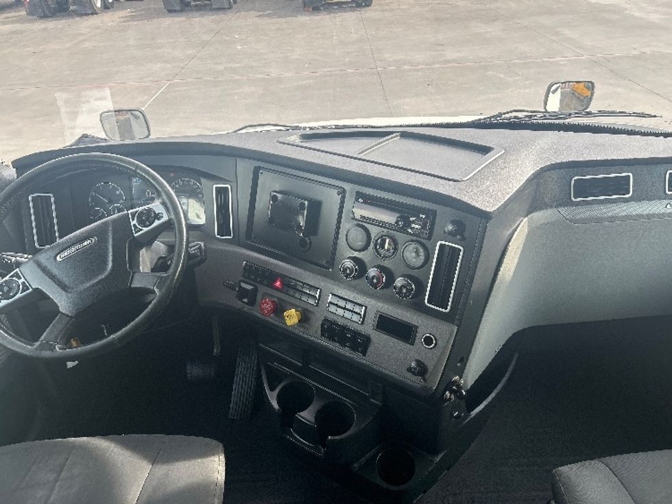 Sleeper Tractor-Heavy Duty Tractors-Freightliner-2020-T12664ST-Amarillo-TX-227,625\n\t\tmiles-$ 83,000 - Image 12