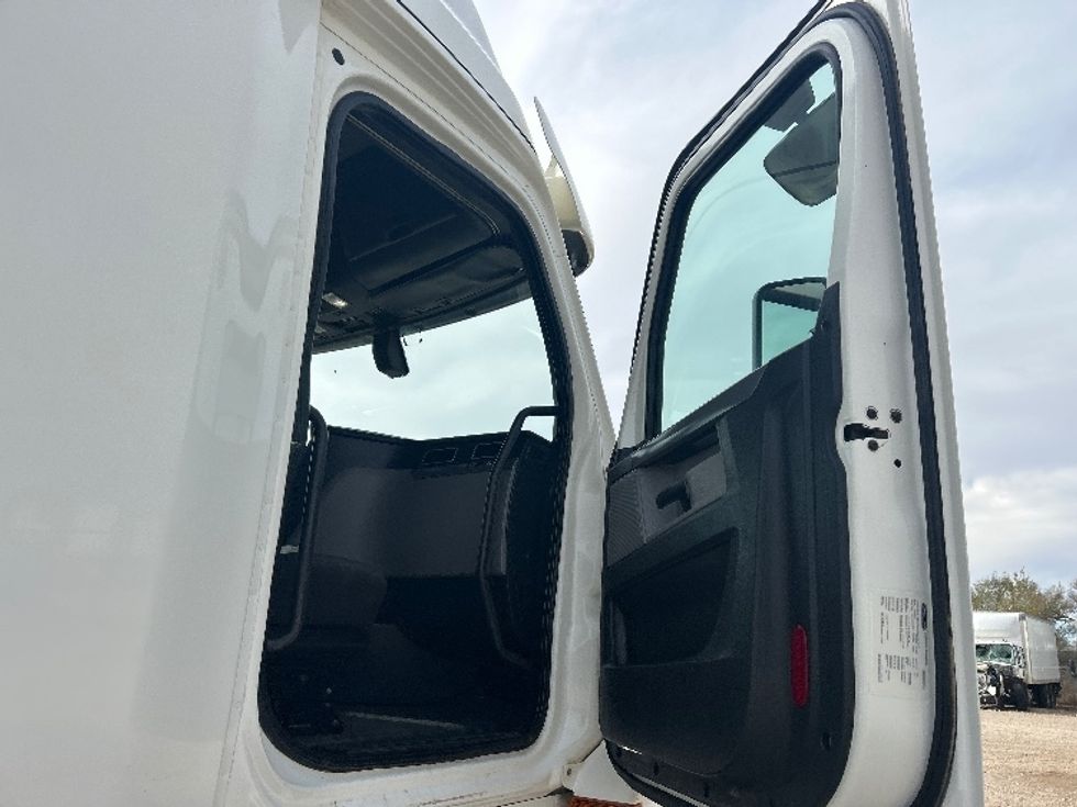 Sleeper Tractor-Heavy Duty Tractors-Freightliner-2020-T12664ST-Amarillo-TX-227,625\n\t\tmiles-$ 83,000 - Image 13