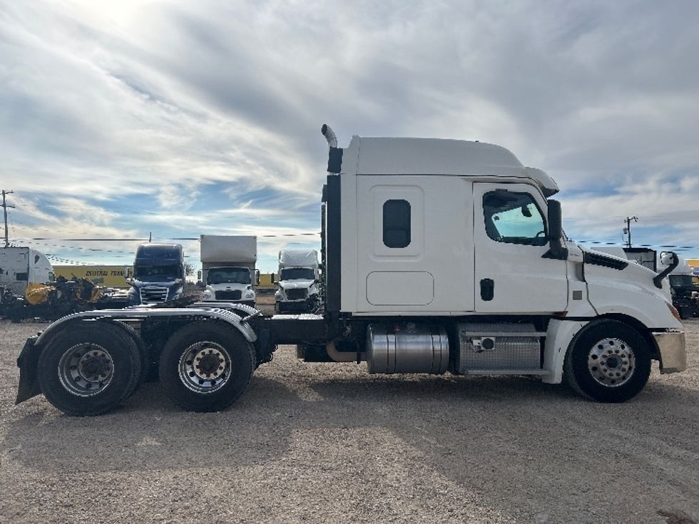 Sleeper Tractor-Heavy Duty Tractors-Freightliner-2020-T12664ST-Amarillo-TX-227,625\n\t\tmiles-$ 83,000 - Image 8