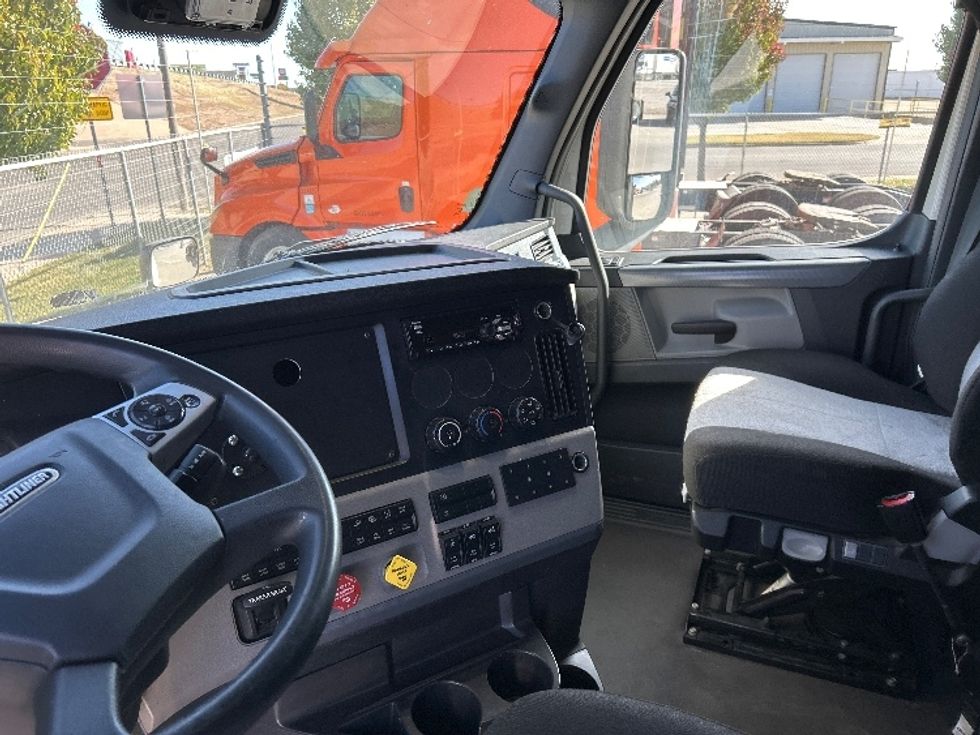 Sleeper Tractor-Heavy Duty Tractors-Freightliner-2020-T12664ST-Amarillo-TX-375,052\n\t\tmiles-$ 74,250 - Image 10