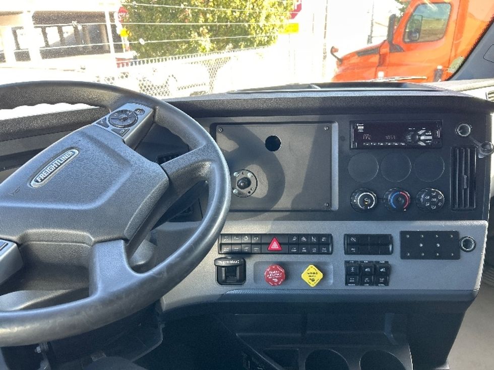 Sleeper Tractor-Heavy Duty Tractors-Freightliner-2020-T12664ST-Amarillo-TX-375,052\n\t\tmiles-$ 74,250 - Image 11
