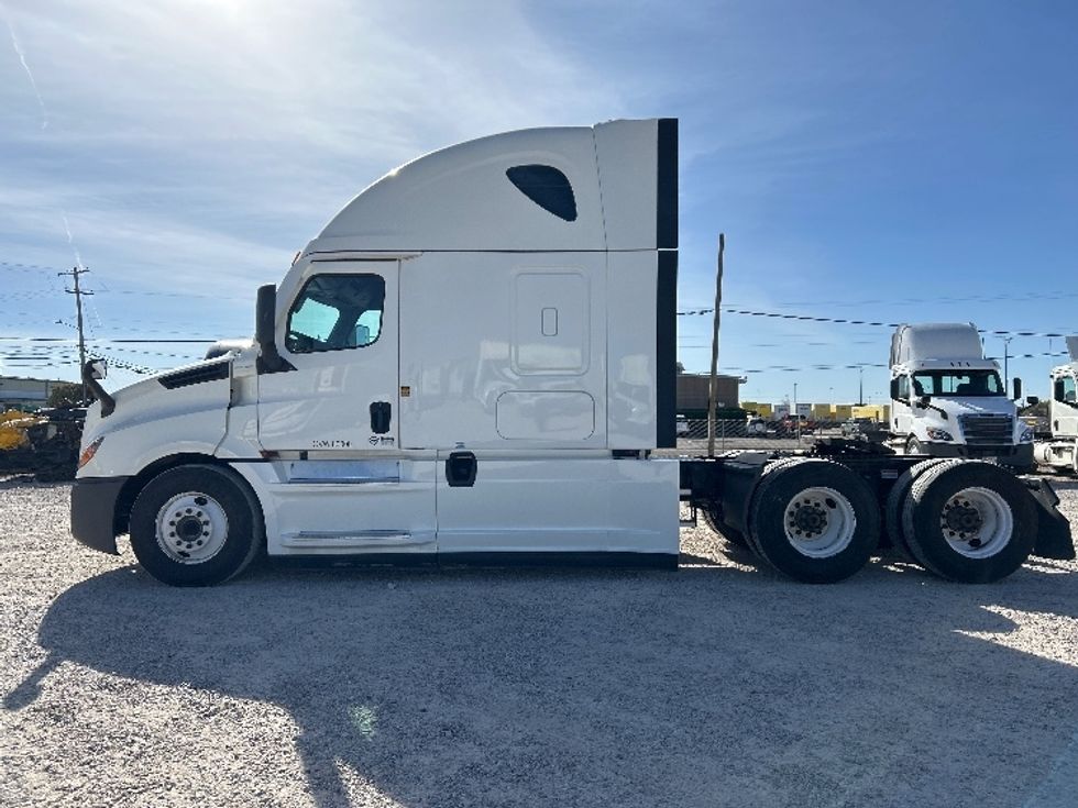 Sleeper Tractor-Heavy Duty Tractors-Freightliner-2020-T12664ST-Amarillo-TX-375,052\n\t\tmiles-$ 74,250 - Image 4
