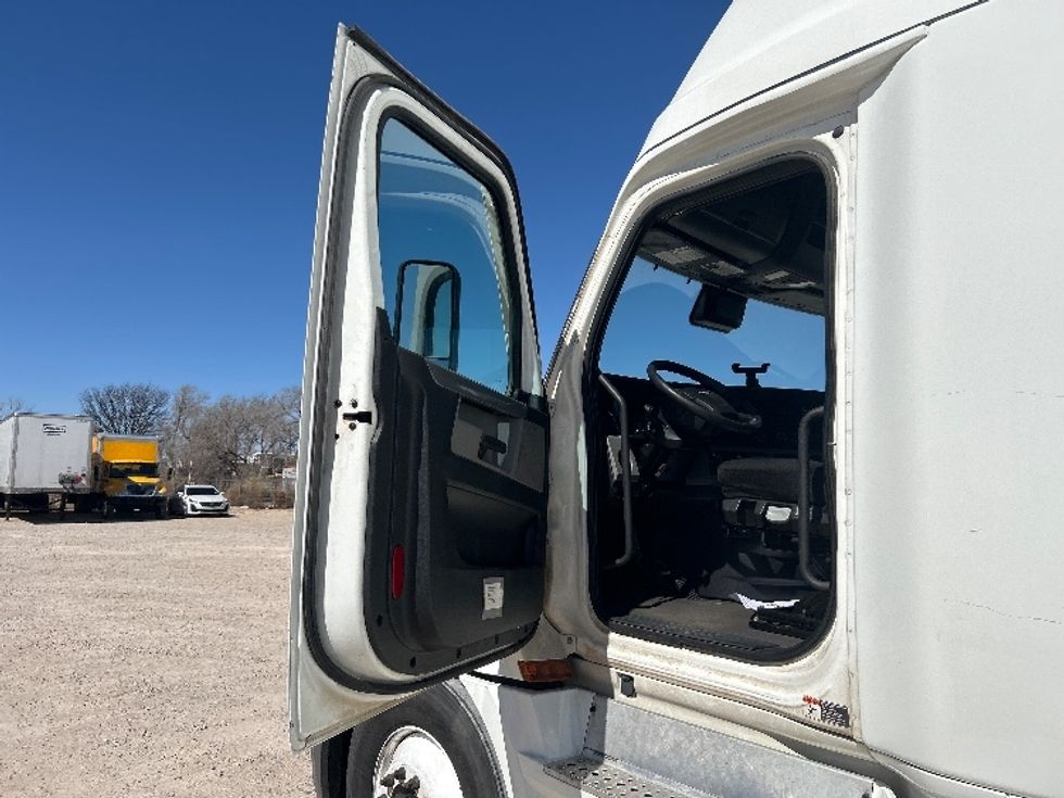 Sleeper Tractor-Heavy Duty Tractors-Freightliner-2020-T12664ST-Amarillo-TX-553,079\n\t\tmiles-$ 57,500 - Image 9