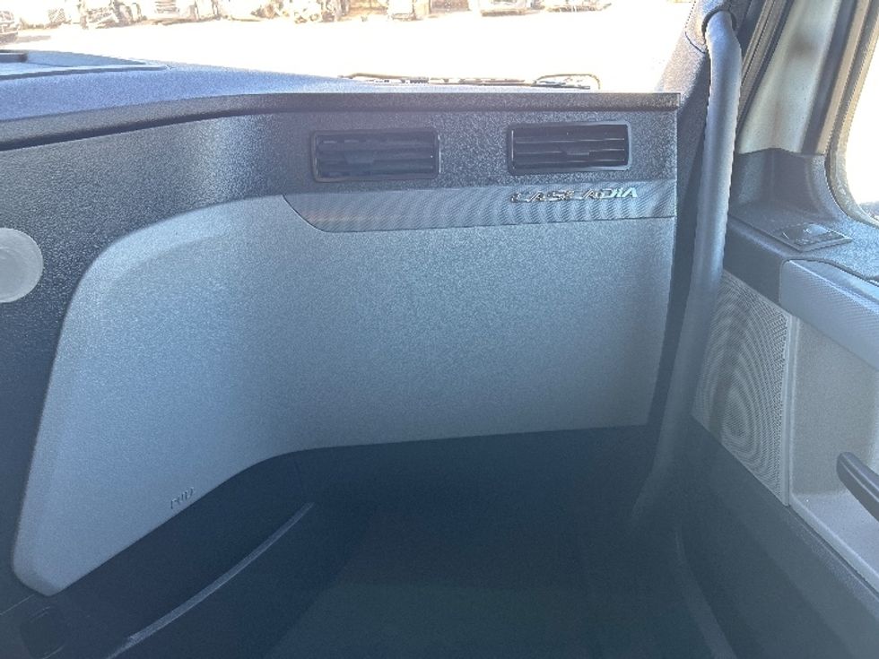 Sleeper Tractor-Heavy Duty Tractors-Freightliner-2020-T12664ST-Amarillo-TX-591,316\n\t\tmiles-$ 55,750 - Image 14