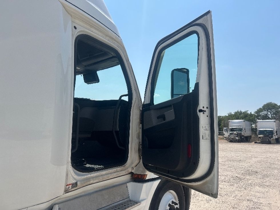 Sleeper Tractor-Heavy Duty Tractors-Freightliner-2020-T12664ST-Amarillo-TX-596,043\n\t\tmiles-$ 60,000 - Image 13