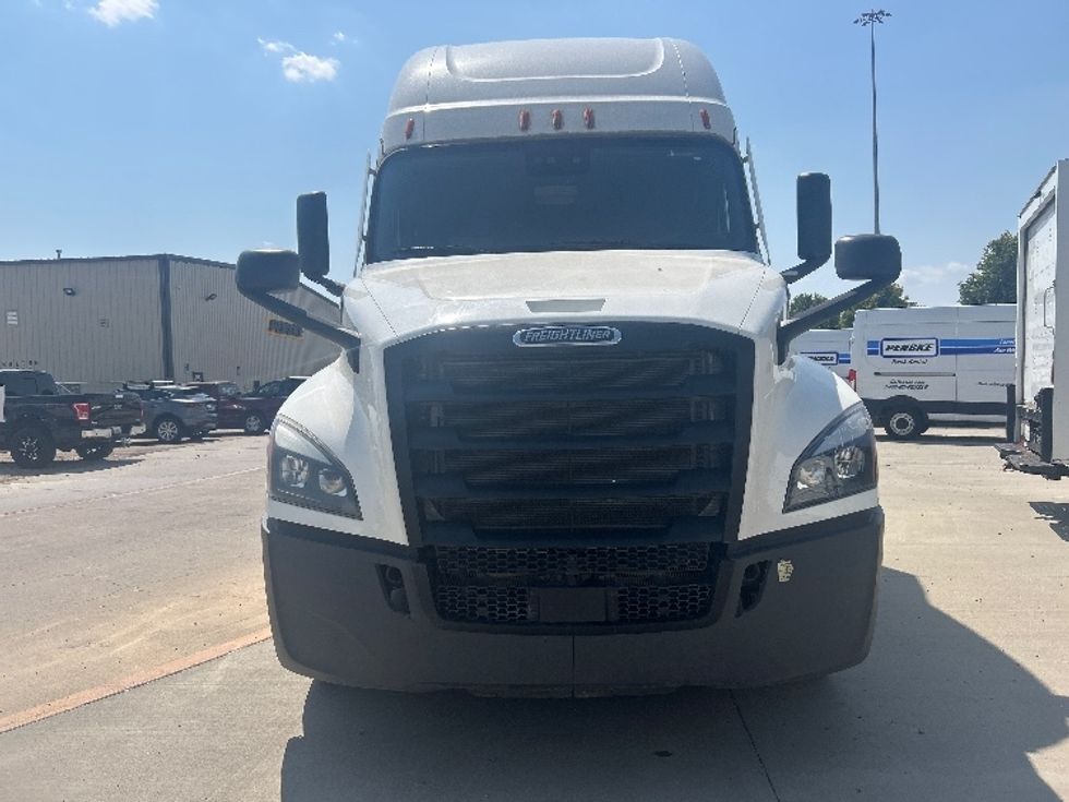 Sleeper Tractor-Heavy Duty Tractors-Freightliner-2020-T12664ST-Amarillo-TX-596,043\n\t\tmiles-$ 60,000 - Image 2