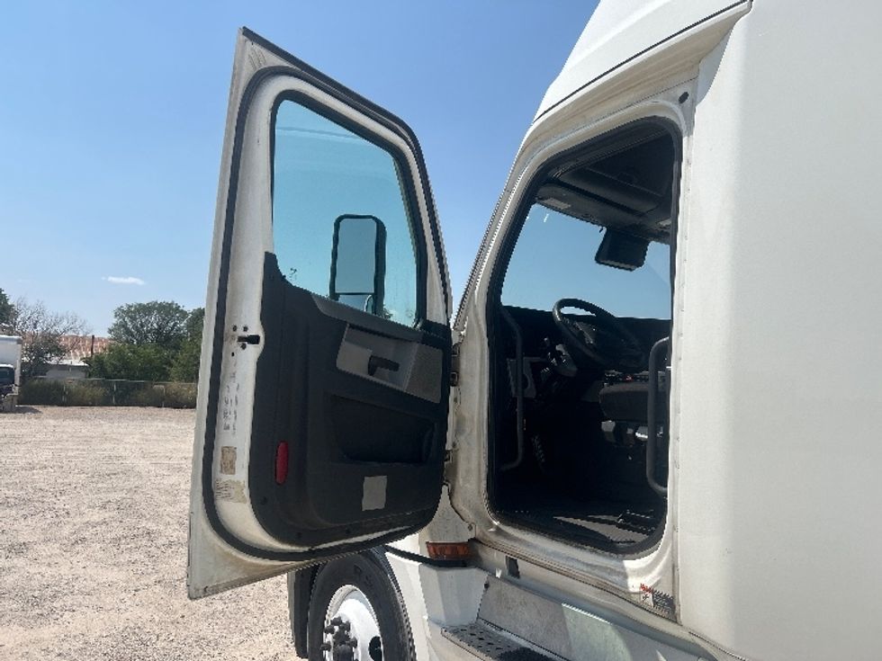 Sleeper Tractor-Heavy Duty Tractors-Freightliner-2020-T12664ST-Amarillo-TX-596,043\n\t\tmiles-$ 60,000 - Image 9