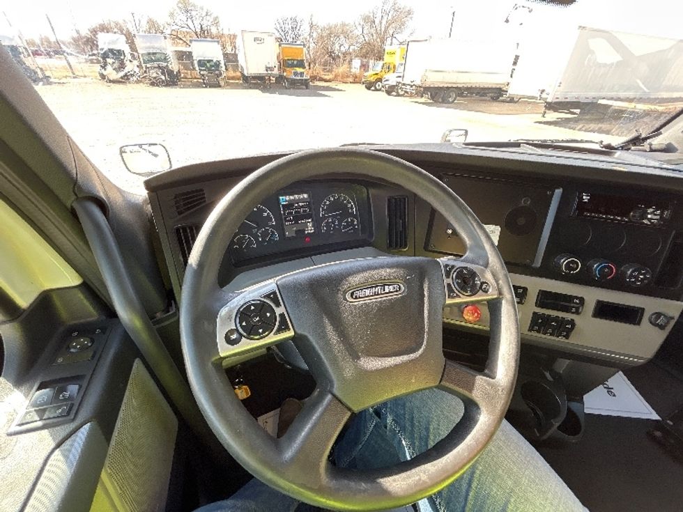 Sleeper Tractor-Heavy Duty Tractors-Freightliner-2020-T12664ST-Amarillo-TX-634,065\n\t\tmiles-$ 50,500 - Image 10