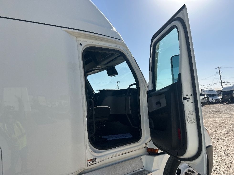 Sleeper Tractor-Heavy Duty Tractors-Freightliner-2020-T12664ST-Amarillo-TX-634,065\n\t\tmiles-$ 50,500 - Image 13