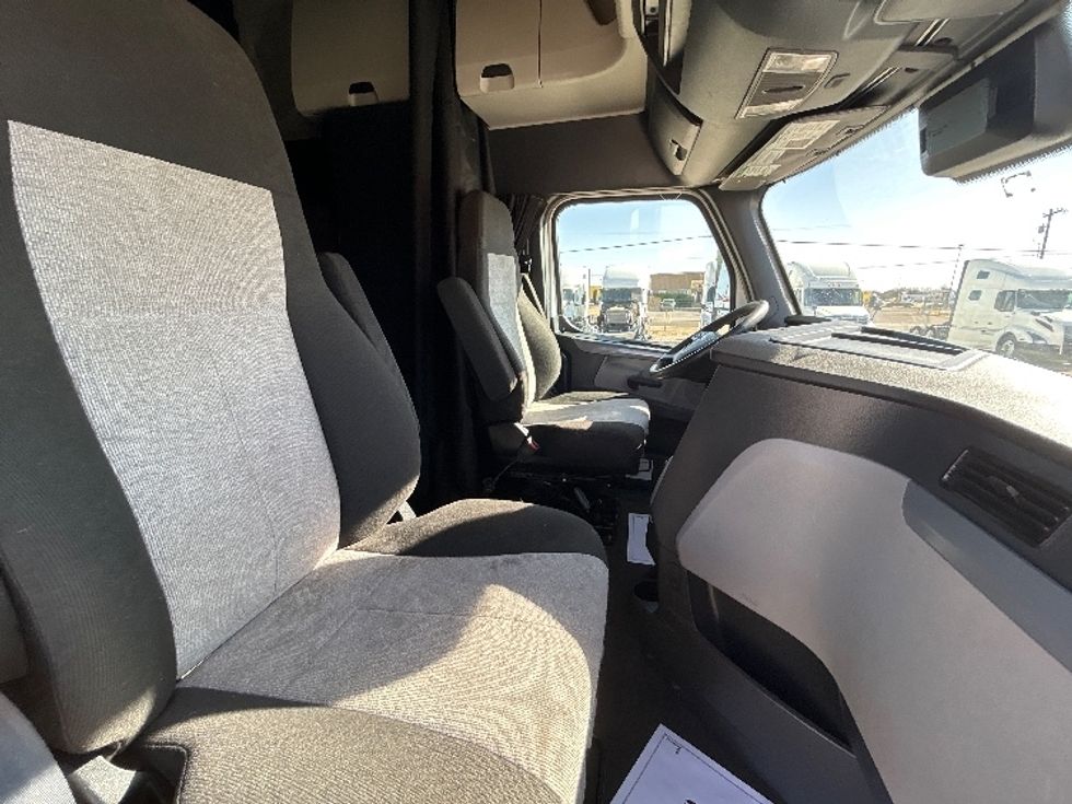 Sleeper Tractor-Heavy Duty Tractors-Freightliner-2020-T12664ST-Amarillo-TX-634,065\n\t\tmiles-$ 50,500 - Image 15