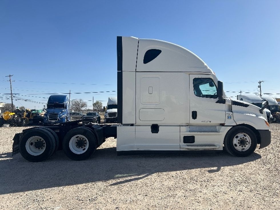 Sleeper Tractor-Heavy Duty Tractors-Freightliner-2020-T12664ST-Amarillo-TX-634,065\n\t\tmiles-$ 50,500 - Image 8