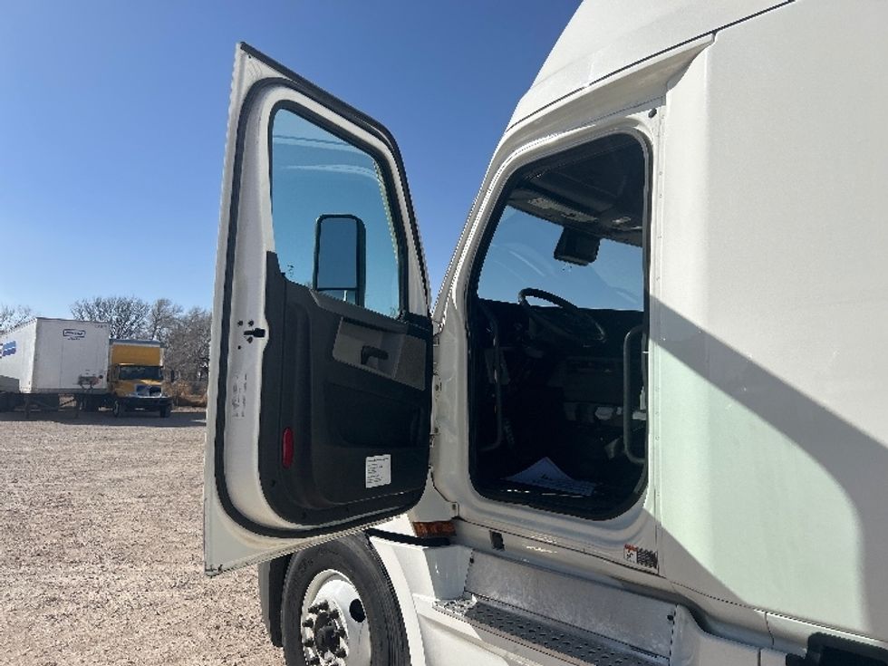 Sleeper Tractor-Heavy Duty Tractors-Freightliner-2020-T12664ST-Amarillo-TX-634,065\n\t\tmiles-$ 50,500 - Image 9