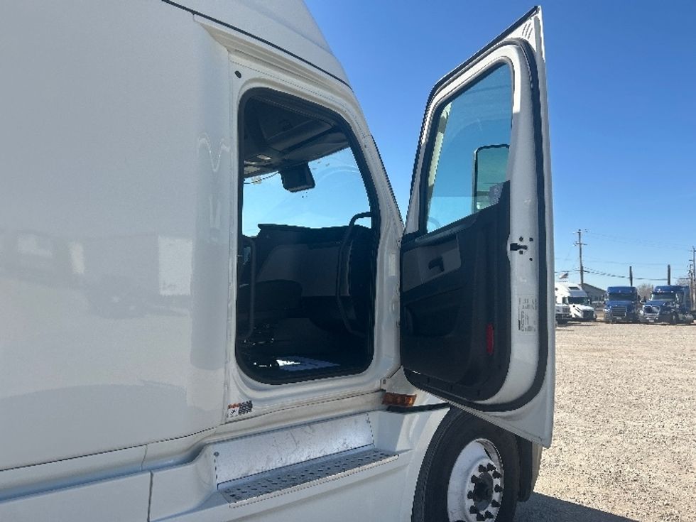 Sleeper Tractor-Heavy Duty Tractors-Freightliner-2020-T12664ST-Amarillo-TX-635,599\n\t\tmiles-$ 50,500 - Image 13