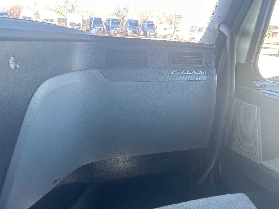 Sleeper Tractor-Heavy Duty Tractors-Freightliner-2020-T12664ST-Amarillo-TX-635,599\n\t\tmiles-$ 50,500 - Image 14