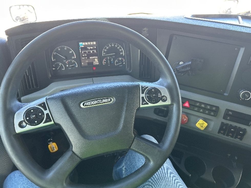 Sleeper Tractor-Heavy Duty Tractors-Freightliner-2020-T12664ST-Amarillo-TX-635,713\n\t\tmiles-$ 50,500 - Image 11