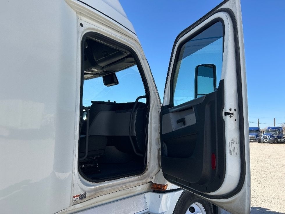 Sleeper Tractor-Heavy Duty Tractors-Freightliner-2020-T12664ST-Amarillo-TX-635,713\n\t\tmiles-$ 50,500 - Image 13