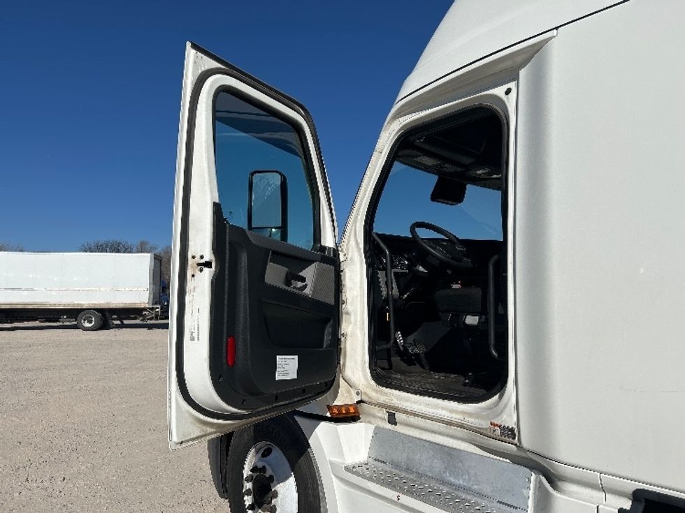 Sleeper Tractor-Heavy Duty Tractors-Freightliner-2020-T12664ST-Amarillo-TX-635,713\n\t\tmiles-$ 50,500 - Image 9