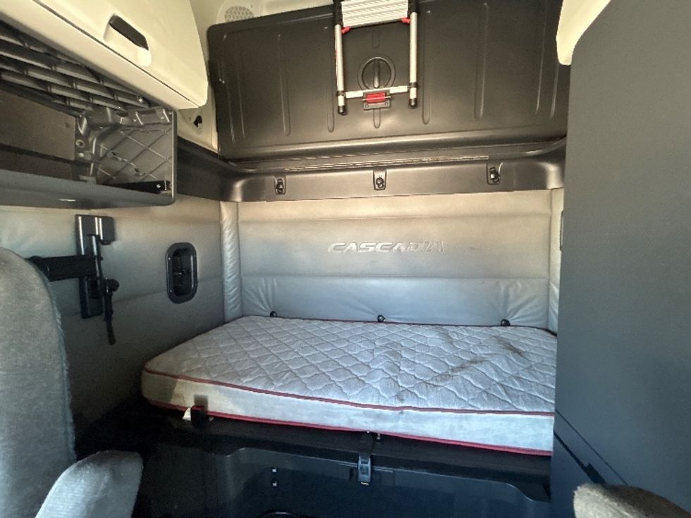 Sleeper Tractor-Heavy Duty Tractors-Freightliner-2020-T12664ST-Amarillo-TX-650,742\n\t\tmiles-$ 49,250 - Image 16