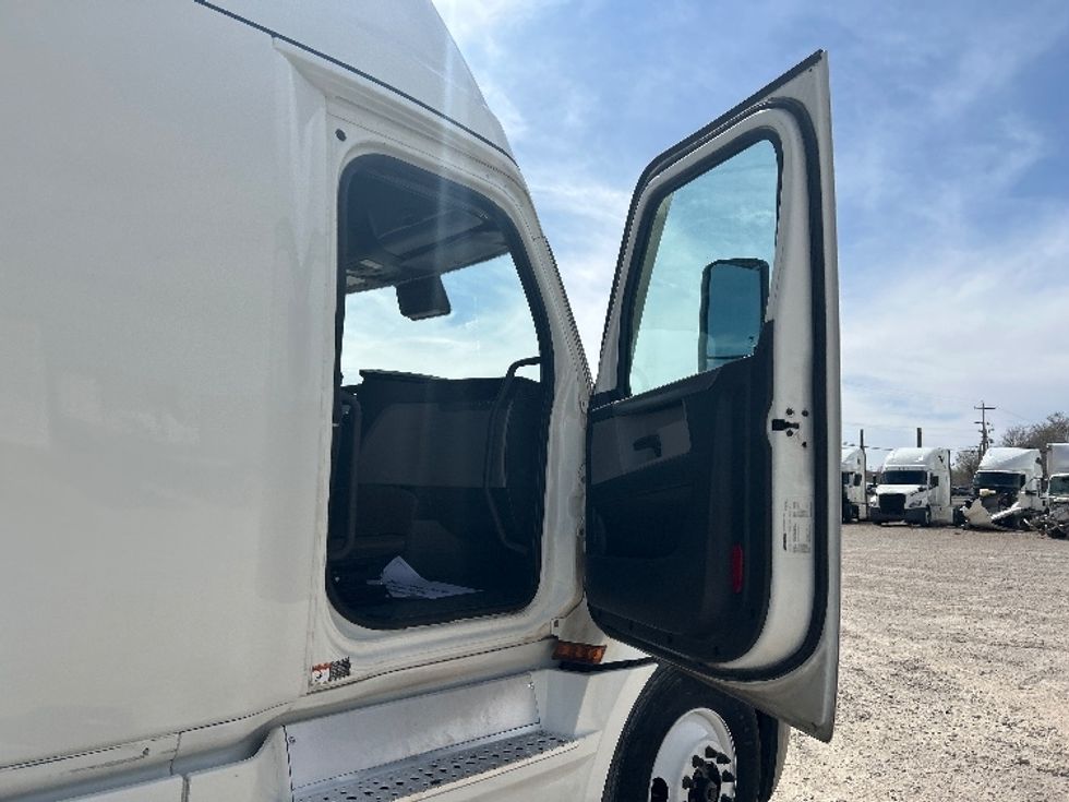 Sleeper Tractor-Heavy Duty Tractors-Freightliner-2020-T12664ST-Amarillo-TX-660,822\n\t\tmiles-$ 48,500 - Image 13
