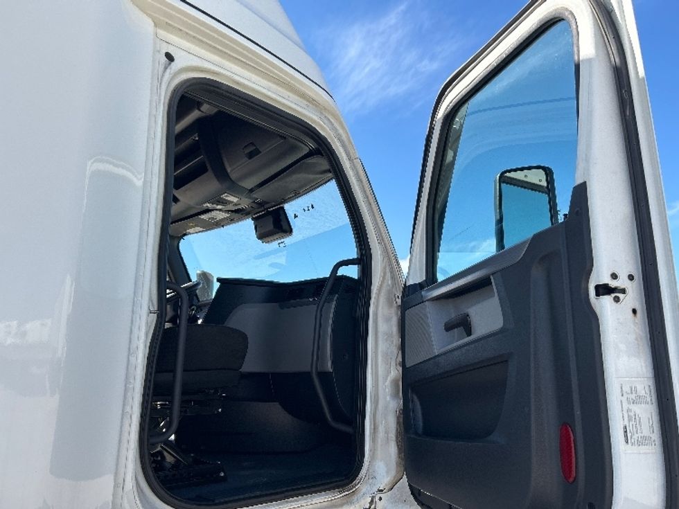 Sleeper Tractor-Heavy Duty Tractors-Freightliner-2020-T12664ST-Amarillo-TX-680,688\n\t\tmiles-$ 46,750 - Image 13