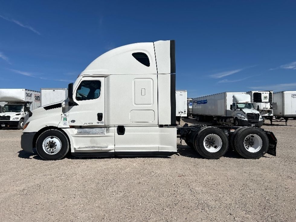 Sleeper Tractor-Heavy Duty Tractors-Freightliner-2020-T12664ST-Amarillo-TX-680,688\n\t\tmiles-$ 46,750 - Image 4