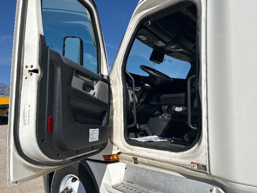 Sleeper Tractor-Heavy Duty Tractors-Freightliner-2020-T12664ST-Amarillo-TX-680,688\n\t\tmiles-$ 46,750 - Image 9