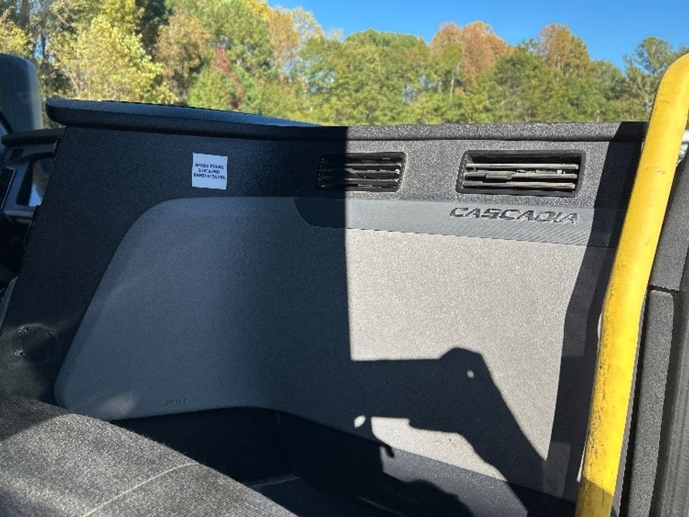 Sleeper Tractor-Heavy Duty Tractors-Freightliner-2020-T12664ST-Anderson-SC-316,158\n\t\tmiles-$ 73,250 - Image 14